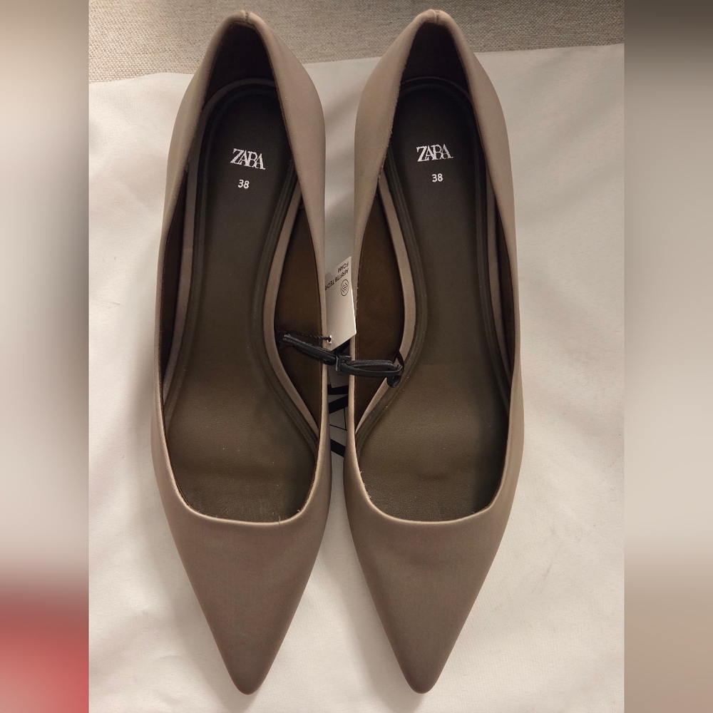 Zara Women's Beige Pointed Flats